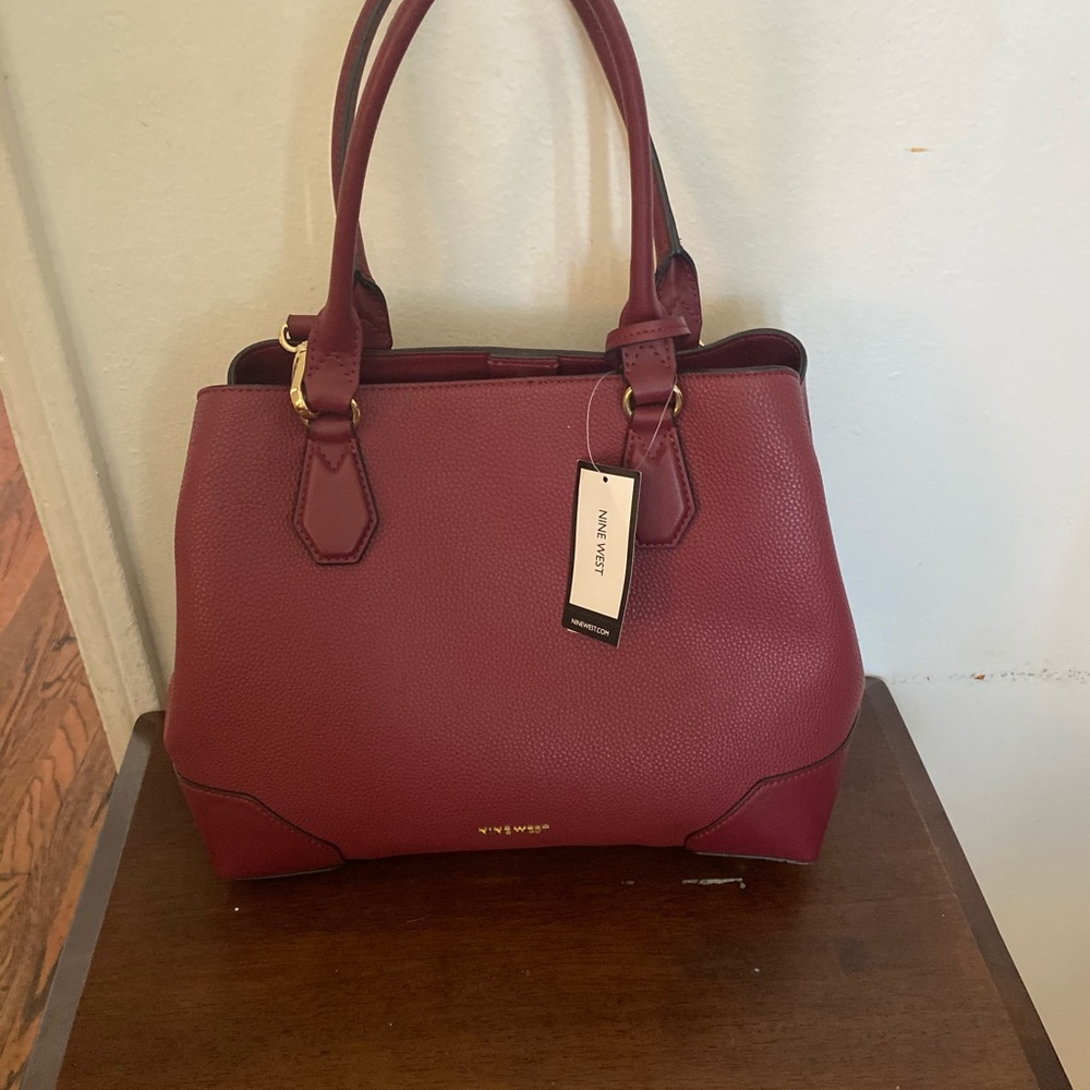 I’m selling a Nine West Purse Burgundy